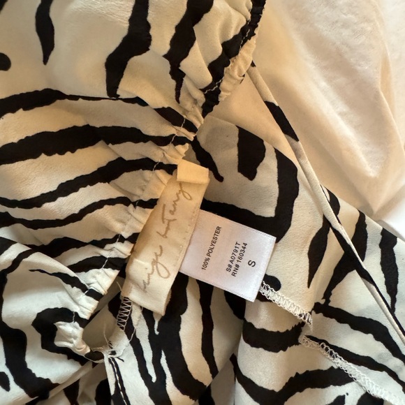 Flowy cowl neck zebra open back tie top - Picture 5 of 8